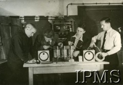 12.09.1946 - 15.07.1948, Niemcy.
Kursy przysposobienia zawodowego prowadzone przez Koło nr 601 Stowarzyszenia Polskich Weteranów w Ingolstadt. Na zdjęciu mężczyźni na kursie elektro - instalacyjnym.
Fot. NN, Instytut Polski i Muzeum im. gen. Sikorskiego w Londynie [album 227 - Stowarzyszenie Polskich Weteranów Koło nr 601, Ingolstadt Niemcy].
