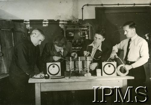 12.09.1946 - 15.07.1948, Niemcy.
Kursy przysposobienia zawodowego prowadzone przez Koło nr 601 Stowarzyszenia Polskich Weteranów w Ingolstadt. Na zdjęciu mężczyźni na kursie elektro - instalacyjnym.
Fot. NN, Instytut Polski i Muzeum im. gen. Sikorskiego w Londynie [album 227 - Stowarzyszenie Polskich Weteranów Koło nr 601, Ingolstadt Niemcy].