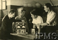 12.09.1946 - 15.07.1948, Niemcy.
Kursy przysposobienia zawodowego prowadzone przez Koło nr 601 Stowarzyszenia Polskich Weteranów w Ingolstadt. Na zdjęciu zajęcia praktyczne podczas kursu elektro - instalacyjnego.
Fot. NN, Instytut Polski i Muzeum im. gen. Sikorskiego w Londynie [album 227 - Stowarzyszenie Polskich Weteranów Koło nr 601, Ingolstadt Niemcy].