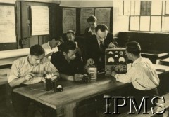 12.09.1946 - 15.07.1948, Niemcy.
Kursy przysposobienia zawodowego prowadzone przez Koło nr 601 Stowarzyszenia Polskich Weteranów w Ingolstadt. Na zdjęciu zajęcia praktyczne podczas kursu elektro - instalacyjnego.
Fot. NN, Instytut Polski i Muzeum im. gen. Sikorskiego w Londynie [album 227 - Stowarzyszenie Polskich Weteranów Koło nr 601, Ingolstadt Niemcy].