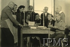 12.09.1946 - 15.07.1948, Niemcy.
Kursy przysposobienia zawodowego prowadzone przez Koło nr 601 Stowarzyszenia Polskich Weteranów w Ingolstadt. Fotografia wykonana podczas kursu introligatorskiego.
Fot. NN, Instytut Polski i Muzeum im. gen. Sikorskiego w Londynie [album 227 - Stowarzyszenie Polskich Weteranów Koło nr 601, Ingolstadt Niemcy].