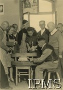 12.09.1946 - 15.07.1948, Niemcy.
Kursy przysposobienia zawodowego prowadzone przez Koło nr 601 Stowarzyszenia Polskich Weteranów w Ingolstadt. Fotografia wykonana podczas kursu introligatorskiego.
Fot. NN, Instytut Polski i Muzeum im. gen. Sikorskiego w Londynie [album 227 - Stowarzyszenie Polskich Weteranów Koło nr 601, Ingolstadt Niemcy].