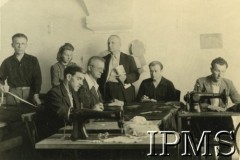 12.09.1946 - 15.07.1948, Niemcy.
Kursy przysposobienia zawodowego prowadzone przez Koło nr 601 Stowarzyszenia Polskich Weteranów w Ingolstadt. Fotografia wykonana podczas kursu szycia i kroju męskiego.
Fot. NN, Instytut Polski i Muzeum im. gen. Sikorskiego w Londynie [album 227 - Stowarzyszenie Polskich Weteranów Koło nr 601, Ingolstadt Niemcy].