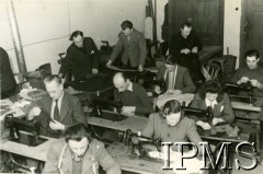12.09.1946 - 15.07.1948, Niemcy.
Kursy przysposobienia zawodowego prowadzone przez Koło nr 601 Stowarzyszenia Polskich Weteranów w Ingolstadt. Fotografia wykonana podczas kursu szycia i kroju męskiego.
Fot. NN, Instytut Polski i Muzeum im. gen. Sikorskiego w Londynie [album 227 - Stowarzyszenie Polskich Weteranów Koło nr 601, Ingolstadt Niemcy].