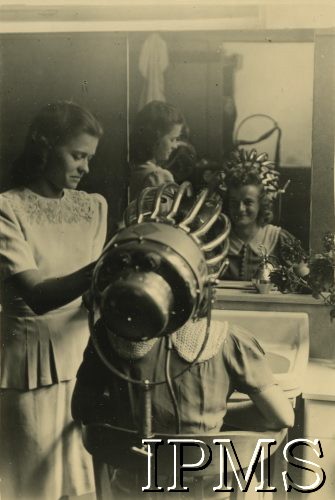 12.09.1946 - 15.07.1948, Niemcy.
Kursy przysposobienia zawodowego prowadzone przez Koło nr 601 Stowarzyszenia Polskich Weteranów w Ingolstadt. Fotografia wykonana podczas kursu fryzjerstwa damskiego.
Fot. NN, Instytut Polski i Muzeum im. gen. Sikorskiego w Londynie [album 227 - Stowarzyszenie Polskich Weteranów Koło nr 601, Ingolstadt Niemcy].