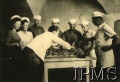 12.09.1946 - 15.07.1948, Niemcy.
Kursy przysposobienia zawodowego prowadzone przez Koło nr 601 Stowarzyszenia Polskich Weteranów w Ingolstadt. Fotografia wykonana podczas kursu kucharskiego.
Fot. NN, Instytut Polski i Muzeum im. gen. Sikorskiego w Londynie [album 227 - Stowarzyszenie Polskich Weteranów Koło nr 601, Ingolstadt Niemcy].