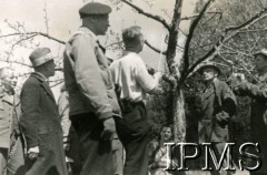 12.09.1946 - 15.07.1948, Niemcy.
Kursy przysposobienia zawodowego prowadzone przez Koło nr 601 Stowarzyszenia Polskich Weteranów w Ingolstadt. Fotografia wykonana podczas zajęć terenowych na kursie sadowniczym.
Fot. NN, Instytut Polski i Muzeum im. gen. Sikorskiego w Londynie [album 227 - Stowarzyszenie Polskich Weteranów Koło nr 601, Ingolstadt Niemcy].