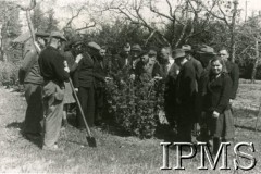 12.09.1946 - 15.07.1948, Niemcy.
Kursy przysposobienia zawodowego prowadzone przez Koło nr 601 Stowarzyszenia Polskich Weteranów w Ingolstadt. Fotografia wykonana podczas zajęć terenowych na kursie sadowniczym.
Fot. NN, Instytut Polski i Muzeum im. gen. Sikorskiego w Londynie [album 227 - Stowarzyszenie Polskich Weteranów Koło nr 601, Ingolstadt Niemcy].