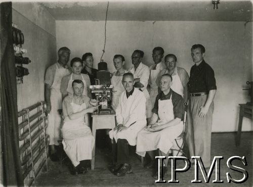12.09.1946 - 15.07.1948, Niemcy.
Kursy przysposobienia zawodowego prowadzone przez Koło nr 601 Stowarzyszenia Polskich Weteranów w Ingolstadt. Fotografia wykonana podczas kursu trychinoskopistów.
Fot. NN, Instytut Polski i Muzeum im. gen. Sikorskiego w Londynie [album 227 - Stowarzyszenie Polskich Weteranów Koło nr 601, Ingolstadt Niemcy].