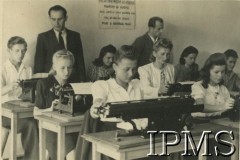 12.09.1946 - 15.07.1948, Niemcy.
Kursy przysposobienia zawodowego prowadzone przez Koło nr 601 Stowarzyszenia Polskich Weteranów w Ingolstadt. Fotografia wykonana podczas kursu pisania na maszynie.
Fot. NN, Instytut Polski i Muzeum im. gen. Sikorskiego w Londynie [album 227 - Stowarzyszenie Polskich Weteranów Koło nr 601, Ingolstadt Niemcy].