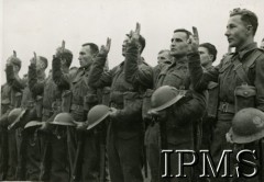 1942, Szkocja, Wielka Brytania.
Przysięga żołnierzy w I Korpusie Pancerno-Motorowym w Szkocji
Fot. NN. Instytut Polski i Muzeum im. gen. Sikorskiego w Londynie [album 230 - gen. Kukielowi żołnierze I Korpusu Pancerno-Motorowego w Szkocji w listopadzie 1942].