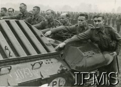 1942, Szkocja, Wielka Brytania.
Przysięga żołnierzy w I Korpusie Pancerno-Motorowym w Szkocji
Fot. NN. Instytut Polski i Muzeum im. gen. Sikorskiego w Londynie [album 230 - gen. Kukielowi żołnierze I Korpusu Pancerno-Motorowego w Szkocji w listopadzie 1942].