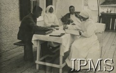 1914-1917, Besenello, prowincja Trydent, północne Włochy.
Szpital polowy, żołnierze w towarzystwie pielęgniarek. 2. z prawej siedzi pchor. Rudnicki.
Fot. NN, Instytut Polski i Muzeum im. gen. Sikorskiego w Londynie [album nr 287 z wojny 1914-1917 - front włoski].
