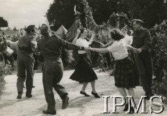 1940, Szkocja, Wielka Brytania.
Obóz polskich żołnierzy ewakuowanych z Francji do Wielkiej Brytanii. Żołnierze tańczą z kobietami.
Fot. NN, Instytut Polski i Muzeum im. gen. Sikorskiego w Londynie