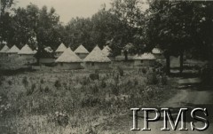 1943, Tengeru, Tanganika.
Domy jednorodzinne w osiedlu dla polskich uchodźców.
[Polscy uchodźcy w 1942 trafili do Iranu wraz z nowoutworzonym Wojskiem Polskim pod dowództwem generała Władysława Andersa (w dwóch rzutach ewakuacyjnych z ZSRR w marcu i sierpniu). W sumie oprócz wojska dotarło tam 38 tysięcy Polaków, z czego ponad połowę stanowiły dzieci i młodzież. Ok. 20 tys. znalazło się następnie w Afryce, polskie osiedla znajdowały się przede wszystkim w: Ugandzie, Kenii, Tanganice, Rodezji Północnej i Rodezji Południowej, Związku Południowej Afryki. Tengeru było największym polskim osiedlem uchodźczym w Afryce].
Fot. NN, Instytut Polski i Muzeum im. gen. Sikorskiego w Londynie [album 288 - gen. Andersowi uchodźstwo w Afryce Wsch. 19.07.1943, w albumie dedykacja: panu generałowi Władysławowi Andersowi w imieniu uchodźstwa w Afryce inż. K. Kazimierczak, delegat MPiOS Nairobi].
