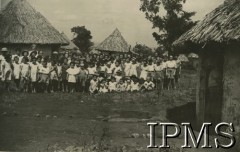 1943, Tengeru, Tanganika.
Osiedle dla polskich uchodźców, grupa dzieci z sierocińca.
[Polscy uchodźcy w 1942 trafili do Iranu wraz z nowoutworzonym Wojskiem Polskim pod dowództwem generała Władysława Andersa (w dwóch rzutach ewakuacyjnych z ZSRR w marcu i sierpniu). W sumie oprócz wojska dotarło tam 38 tysięcy Polaków, z czego ponad połowę stanowiły dzieci i młodzież. Ok. 20 tys. znalazło się następnie w Afryce, polskie osiedla znajdowały się przede wszystkim w: Ugandzie, Kenii, Tanganice, Rodezji Północnej i Rodezji Południowej, Związku Południowej Afryki. Tengeru było największym polskim osiedlem uchodźczym w Afryce].
Fot. NN, Instytut Polski i Muzeum im. gen. Sikorskiego w Londynie [album 288 - gen. Andersowi uchodźstwo w Afryce Wsch. 19.07.1943, w albumie dedykacja: panu generałowi Władysławowi Andersowi w imieniu uchodźstwa w Afryce inż. K. Kazimierczak, delegat MPiOS Nairobi].
