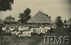 1943, Tengeru, Tanganika.
Osiedle dla polskich uchodźców, grupa dzieci z sierocińca.
[Polscy uchodźcy w 1942 trafili do Iranu wraz z nowoutworzonym Wojskiem Polskim pod dowództwem generała Władysława Andersa (w dwóch rzutach ewakuacyjnych z ZSRR w marcu i sierpniu). W sumie oprócz wojska dotarło tam 38 tysięcy Polaków, z czego ponad połowę stanowiły dzieci i młodzież. Ok. 20 tys. znalazło się następnie w Afryce, polskie osiedla znajdowały się przede wszystkim w: Ugandzie, Kenii, Tanganice, Rodezji Północnej i Rodezji Południowej, Związku Południowej Afryki. Tengeru było największym polskim osiedlem uchodźczym w Afryce].
Fot. NN, Instytut Polski i Muzeum im. gen. Sikorskiego w Londynie [album 288 - gen. Andersowi uchodźstwo w Afryce Wsch. 19.07.1943, w albumie dedykacja: panu generałowi Władysławowi Andersowi w imieniu uchodźstwa w Afryce inż. K. Kazimierczak, delegat MPiOS Nairobi].
