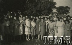 1943, Tengeru, Tanganika.
Mieszkańcy osiedla dla polskich uchodźców.
[Polscy uchodźcy w 1942 trafili do Iranu wraz z nowoutworzonym Wojskiem Polskim pod dowództwem generała Władysława Andersa (w dwóch rzutach ewakuacyjnych z ZSRR w marcu i sierpniu). W sumie oprócz wojska dotarło tam 38 tysięcy Polaków, z czego ponad połowę stanowiły dzieci i młodzież. Ok. 20 tys. znalazło się następnie w Afryce, polskie osiedla znajdowały się przede wszystkim w: Ugandzie, Kenii, Tanganice, Rodezji Północnej i Rodezji Południowej, Związku Południowej Afryki. Tengeru było największym polskim osiedlem uchodźczym w Afryce].
Fot. NN, Instytut Polski i Muzeum im. gen. Sikorskiego w Londynie [album 288 - gen. Andersowi uchodźstwo w Afryce Wsch. 19.07.1943, w albumie dedykacja: panu generałowi Władysławowi Andersowi w imieniu uchodźstwa w Afryce inż. K. Kazimierczak, delegat MPiOS Nairobi].
