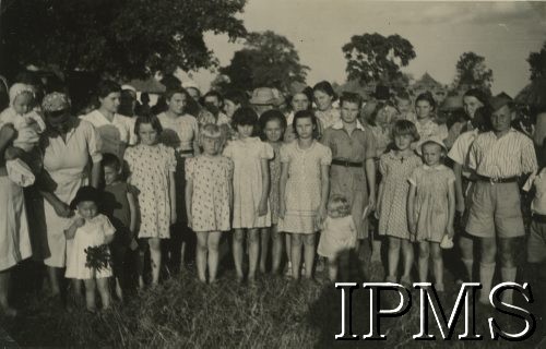 1943, Tengeru, Tanganika.
Mieszkańcy osiedla dla polskich uchodźców.
[Polscy uchodźcy w 1942 trafili do Iranu wraz z nowoutworzonym Wojskiem Polskim pod dowództwem generała Władysława Andersa (w dwóch rzutach ewakuacyjnych z ZSRR w marcu i sierpniu). W sumie oprócz wojska dotarło tam 38 tysięcy Polaków, z czego ponad połowę stanowiły dzieci i młodzież. Ok. 20 tys. znalazło się następnie w Afryce, polskie osiedla znajdowały się przede wszystkim w: Ugandzie, Kenii, Tanganice, Rodezji Północnej i Rodezji Południowej, Związku Południowej Afryki. Tengeru było największym polskim osiedlem uchodźczym w Afryce].
Fot. NN, Instytut Polski i Muzeum im. gen. Sikorskiego w Londynie [album 288 - gen. Andersowi uchodźstwo w Afryce Wsch. 19.07.1943, w albumie dedykacja: panu generałowi Władysławowi Andersowi w imieniu uchodźstwa w Afryce inż. K. Kazimierczak, delegat MPiOS Nairobi].
