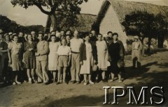 1943, Ifunda, Tanganika.
Grupa mieszkańców osiedla.
[Polscy uchodźcy w 1942 trafili do Iranu wraz z nowoutworzonym Wojskiem Polskim pod dowództwem generała Władysława Andersa (w dwóch rzutach ewakuacyjnych z ZSRR w marcu i sierpniu). W sumie oprócz wojska dotarło tam 38 tysięcy Polaków, z czego ponad połowę stanowiły dzieci i młodzież. Ok. 20 tys. znalazło się następnie w Afryce, polskie osiedla znajdowały się przede wszystkim w: Ugandzie, Kenii, Tanganice, Rodezji Północnej i Rodezji Południowej, Związku Południowej Afryki].
Fot. NN, Instytut Polski i Muzeum im. gen. Sikorskiego w Londynie [album 288 - gen. Andersowi uchodźstwo w Afryce Wsch. 19.07.1943, w albumie dedykacja: panu generałowi Władysławowi Andersowi w imieniu uchodźstwa w Afryce inż. K. Kazimierczak, delegat MPiOS Nairobi].
