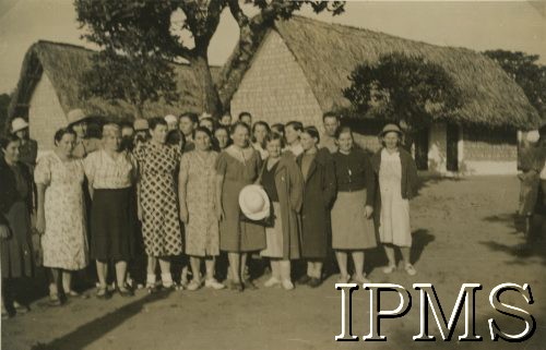 1943, Ifunda, Tanganika.
Grupa mieszkańców osiedla.
[Polscy uchodźcy w 1942 trafili do Iranu wraz z nowoutworzonym Wojskiem Polskim pod dowództwem generała Władysława Andersa (w dwóch rzutach ewakuacyjnych z ZSRR w marcu i sierpniu). W sumie oprócz wojska dotarło tam 38 tysięcy Polaków, z czego ponad połowę stanowiły dzieci i młodzież. Ok. 20 tys. znalazło się następnie w Afryce, polskie osiedla znajdowały się przede wszystkim w: Ugandzie, Kenii, Tanganice, Rodezji Północnej i Rodezji Południowej, Związku Południowej Afryki].
Fot. NN, Instytut Polski i Muzeum im. gen. Sikorskiego w Londynie [album 288 - gen. Andersowi uchodźstwo w Afryce Wsch. 19.07.1943, w albumie dedykacja: panu generałowi Władysławowi Andersowi w imieniu uchodźstwa w Afryce inż. K. Kazimierczak, delegat MPiOS Nairobi].
