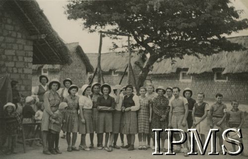 1943, Ifunda, Tanganika.
Mieszkańcy osiedla dla polskich uchodźców.
[Polscy uchodźcy w 1942 trafili do Iranu wraz z nowoutworzonym Wojskiem Polskim pod dowództwem generała Władysława Andersa (w dwóch rzutach ewakuacyjnych z ZSRR w marcu i sierpniu). W sumie oprócz wojska dotarło tam 38 tysięcy Polaków, z czego ponad połowę stanowiły dzieci i młodzież. Ok. 20 tys. znalazło się następnie w Afryce, polskie osiedla znajdowały się przede wszystkim w: Ugandzie, Kenii, Tanganice, Rodezji Północnej i Rodezji Południowej, Związku Południowej Afryki].
Fot. NN, Instytut Polski i Muzeum im. gen. Sikorskiego w Londynie [album 288 - gen. Andersowi uchodźstwo w Afryce Wsch. 19.07.1943, w albumie dedykacja: panu generałowi Władysławowi Andersowi w imieniu uchodźstwa w Afryce inż. K. Kazimierczak, delegat MPiOS Nairobi].
