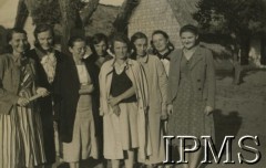 1943, Ifunda, Tanganika.
Osiedle dla polskich uchodźców, na zdjęciu nauczycielki.
[Polscy uchodźcy w 1942 trafili do Iranu wraz z nowoutworzonym Wojskiem Polskim pod dowództwem generała Władysława Andersa (w dwóch rzutach ewakuacyjnych z ZSRR w marcu i sierpniu). W sumie oprócz wojska dotarło tam 38 tysięcy Polaków, z czego ponad połowę stanowiły dzieci i młodzież. Ok. 20 tys. znalazło się następnie w Afryce, polskie osiedla znajdowały się przede wszystkim w: Ugandzie, Kenii, Tanganice, Rodezji Północnej i Rodezji Południowej, Związku Południowej Afryki].
Fot. NN, Instytut Polski i Muzeum im. gen. Sikorskiego w Londynie [album 288 - gen. Andersowi uchodźstwo w Afryce Wsch. 19.07.1943, w albumie dedykacja: panu generałowi Władysławowi Andersowi w imieniu uchodźstwa w Afryce inż. K. Kazimierczak, delegat MPiOS Nairobi].
