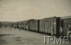 1943, Afryka Wchodnia.
Stacja kolejowa, na którą przybywały pociągi z polskimi uchodźcami.
[Polscy uchodźcy w 1942 trafili do Iranu wraz z nowoutworzonym Wojskiem Polskim pod dowództwem generała Władysława Andersa (w dwóch rzutach ewakuacyjnych z ZSRR w marcu i sierpniu). W sumie oprócz wojska dotarło tam 38 tysięcy Polaków, z czego ponad połowę stanowiły dzieci i młodzież. Ok. 20 tys. znalazło się następnie w Afryce, polskie osiedla znajdowały się przede wszystkim w: Ugandzie, Kenii, Tanganice, Rodezji Północnej i Rodezji Południowej, Związku Południowej Afryki].
Fot. NN, Instytut Polski i Muzeum im. gen. Sikorskiego w Londynie [album 288 - gen. Andersowi uchodźstwo w Afryce Wsch. 19.07.1943, w albumie dedykacja: panu generałowi Władysławowi Andersowi w imieniu uchodźstwa w Afryce inż. K. Kazimierczak, delegat MPiOS Nairobi].
