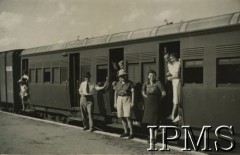 1943, Afryka Wschodnia.
Polscy uchodźcy przy pociągu.
[Polscy uchodźcy w 1942 trafili do Iranu wraz z nowoutworzonym Wojskiem Polskim pod dowództwem generała Władysława Andersa (w dwóch rzutach ewakuacyjnych z ZSRR w marcu i sierpniu). W sumie oprócz wojska dotarło tam 38 tysięcy Polaków, z czego ponad połowę stanowiły dzieci i młodzież. Ok. 20 tys. znalazło się następnie w Afryce, polskie osiedla znajdowały się przede wszystkim w: Ugandzie, Kenii, Tanganice, Rodezji Północnej i Rodezji Południowej, Związku Południowej Afryki].
Fot. NN, Instytut Polski i Muzeum im. gen. Sikorskiego w Londynie [album 288 - gen. Andersowi uchodźstwo w Afryce Wsch. 19.07.1943, w albumie dedykacja: panu generałowi Władysławowi Andersowi w imieniu uchodźstwa w Afryce inż. K. Kazimierczak, delegat MPiOS Nairobi].
