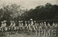 3.05.1943, Nairobi, Kenia.
Harcerki i zuszki na otwarciu Domu Polskiego.
[Polscy uchodźcy w 1942 trafili do Iranu wraz z nowoutworzonym Wojskiem Polskim pod dowództwem generała Władysława Andersa (w dwóch rzutach ewakuacyjnych z ZSRR w marcu i sierpniu). W sumie oprócz wojska dotarło tam 38 tysięcy Polaków, z czego ponad połowę stanowiły dzieci i młodzież. Ok. 20 tys. znalazło się następnie w Afryce, polskie osiedla znajdowały się przede wszystkim w: Ugandzie, Kenii, Tanganice, Rodezji Północnej i Rodezji Południowej, Związku Południowej Afryki].
Fot. NN, Instytut Polski i Muzeum im. gen. Sikorskiego w Londynie [album 288 - gen. Andersowi uchodźstwo w Afryce Wsch. 19.07.1943, w albumie dedykacja: panu generałowi Władysławowi Andersowi w imieniu uchodźstwa w Afryce inż. K. Kazimierczak, delegat MPiOS Nairobi].
