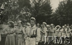 3.05.1943, Nairobi, Kenia.
Harcerki i zuszki na otwarciu Domu Polskiego.
[Polscy uchodźcy w 1942 trafili do Iranu wraz z nowoutworzonym Wojskiem Polskim pod dowództwem generała Władysława Andersa (w dwóch rzutach ewakuacyjnych z ZSRR w marcu i sierpniu). W sumie oprócz wojska dotarło tam 38 tysięcy Polaków, z czego ponad połowę stanowiły dzieci i młodzież. Ok. 20 tys. znalazło się następnie w Afryce, polskie osiedla znajdowały się przede wszystkim w: Ugandzie, Kenii, Tanganice, Rodezji Północnej i Rodezji Południowej, Związku Południowej Afryki].
Fot. NN, Instytut Polski i Muzeum im. gen. Sikorskiego w Londynie [album 288 - gen. Andersowi uchodźstwo w Afryce Wsch. 19.07.1943, w albumie dedykacja: panu generałowi Władysławowi Andersowi w imieniu uchodźstwa w Afryce inż. K. Kazimierczak, delegat MPiOS Nairobi].
