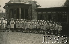 3.05.1943, Nairobi, Kenia.
Harcerki i zuszki na tle siedziby Domu Polskiego. 
[Polscy uchodźcy w 1942 trafili do Iranu wraz z nowoutworzonym Wojskiem Polskim pod dowództwem generała Władysława Andersa (w dwóch rzutach ewakuacyjnych z ZSRR w marcu i sierpniu). W sumie oprócz wojska dotarło tam 38 tysięcy Polaków, z czego ponad połowę stanowiły dzieci i młodzież. Ok. 20 tys. znalazło się następnie w Afryce, polskie osiedla znajdowały się przede wszystkim w: Ugandzie, Kenii, Tanganice, Rodezji Północnej i Rodezji Południowej, Związku Południowej Afryki].
Fot. NN, Instytut Polski i Muzeum im. gen. Sikorskiego w Londynie [album 288 - gen. Andersowi uchodźstwo w Afryce Wsch. 19.07.1943, w albumie dedykacja: panu generałowi Władysławowi Andersowi w imieniu uchodźstwa w Afryce inż. K. Kazimierczak, delegat MPiOS Nairobi].
