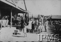 23.04.1945, Valivade, Indie.
Poświęcenie sztandarów szczepów harcerskich.
[Polscy uchodźcy w 1942 roku trafili do Iranu wraz z nowoutworzonym Wojskiem Polskim pod dowództwem generała Władysława Andersa (w dwóch rzutach ewakuacyjnych z ZSRR w marcu i sierpniu). W sumie oprócz wojska dotarło tam 38 tys. Polaków, z czego ponad połowę stanowiły dzieci i młodzież. Około 10 tys. z nich trafiła potem do Indii. Główne ośrodki polskie w Indiach znajdowały się w Bombaju, Malir, Country Club i Valivade].
Fot. NN, Instytut Polski i Muzeum im. gen. Sikorskiego w Londynie [album 