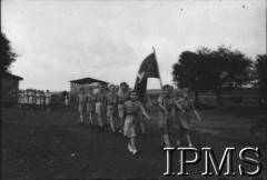 1944-1947, Valivade, Indie.
Osiedle dla polskich uchodźców, defilada harcerzy.
[Polscy uchodźcy w 1942 roku trafili do Iranu wraz z nowoutworzonym Wojskiem Polskim pod dowództwem generała Władysława Andersa (w dwóch rzutach ewakuacyjnych z ZSRR w marcu i sierpniu). W sumie oprócz wojska dotarło tam 38 tys. Polaków, z czego ponad połowę stanowiły dzieci i młodzież. Około 10 tysięcy z nich trafiła potem do Indii. Główne ośrodki polskie w Indiach znajdowały się w Bombaju, Malir, Country Club i Valivade].
Fot. NN, Instytut Polski i Muzeum im. gen. Sikorskiego w Londynie [album 