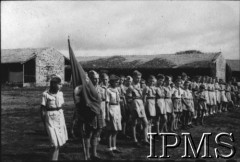 1944-1947, Valivade, Indie.
Grupa harcerzy ze sztandarem.
[Polscy uchodźcy w 1942 roku trafili do Iranu wraz z nowoutworzonym Wojskiem Polskim pod dowództwem generała Władysława Andersa (w dwóch rzutach ewakuacyjnych z ZSRR w marcu i sierpniu). W sumie oprócz wojska dotarło tam 38 tys. Polaków, z czego ponad połowę stanowiły dzieci i młodzież. Około 10 tys. z nich trafiła potem do Indii. Główne ośrodki polskie w Indiach znajdowały się w Bombaju, Malir, Country Club i Valivade].
Fot. NN, Instytut Polski i Muzeum im. gen. Sikorskiego w Londynie [album 
