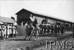 1944-1947, Valivade, Indie.
Osiedle dla polskich uchodźców, defilada harcerzy.
[Polscy uchodźcy w 1942 roku trafili do Iranu wraz z nowoutworzonym Wojskiem Polskim pod dowództwem generała Władysława Andersa (w dwóch rzutach ewakuacyjnych z ZSRR w marcu i sierpniu). W sumie oprócz wojska dotarło tam 38 tys. Polaków, z czego ponad połowę stanowiły dzieci i młodzież. Około 10 tys. z nich trafiła potem do Indii. Główne ośrodki polskie w Indiach znajdowały się w Bombaju, Malir, Country Club i Valivade].
Fot. NN, Instytut Polski i Muzeum im. gen. Sikorskiego w Londynie [album 