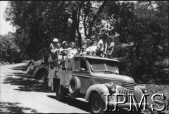 20.10.1946, Indie.
Harcerze z Valivade wyjeżdżają na obóz Kręgu Pracy, zrzeszający drużynowych drużyn harcerskich. Obóz rozpoczynał się 20 października 1946 roku.
[Polscy uchodźcy w 1942 roku trafili do Iranu wraz z nowoutworzonym Wojskiem Polskim pod dowództwem generała Władysława Andersa (w dwóch rzutach ewakuacyjnych z ZSRR w marcu i sierpniu). W sumie oprócz wojska dotarło tam 38 tys. Polaków, z czego ponad połowę stanowiły dzieci i młodzież. Około 10 tys. z nich trafiła potem do Indii. Główne ośrodki polskie w Indiach znajdowały się w Bombaju, Malir, Country Club i Valivade].
Fot. NN, Instytut Polski i Muzeum im. gen. Sikorskiego w Londynie [album 