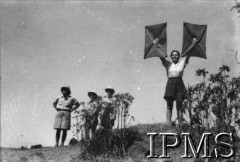 2-20.04.1946, Chandola k./Valivade, Indie.
Harcerski kurs sygnalistek ze Stanisławem Dudryk-Darlewskim.
[Polscy uchodźcy w 1942 roku trafili do Iranu wraz z nowoutworzonym Wojskiem Polskim pod dowództwem generała Władysława Andersa (w dwóch rzutach ewakuacyjnych z ZSRR w marcu i sierpniu). W sumie oprócz wojska dotarło tam 38 tys. Polaków, z czego ponad połowę stanowiły dzieci i młodzież. Około 10 tys. z nich trafiła potem do Indii. Główne ośrodki polskie w Indiach znajdowały się w Bombaju, Malir, Country Club i Valivade].
Fot. NN, Instytut Polski i Muzeum im. gen. Sikorskiego w Londynie [album 