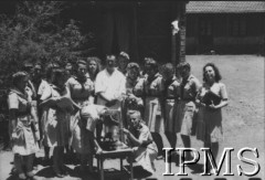 1944-1947, Indie.
Harcerski kurs laboratoryjny.
[Polscy uchodźcy w 1942 roku trafili do Iranu wraz z nowoutworzonym Wojskiem Polskim pod dowództwem generała Władysława Andersa (w dwóch rzutach ewakuacyjnych z ZSRR w marcu i sierpniu). W sumie oprócz wojska dotarło tam 38 tys. Polaków, z czego ponad połowę stanowiły dzieci i młodzież. Około 10 tys. z nich trafiła potem do Indii. Główne ośrodki polskie w Indiach znajdowały się w Bombaju, Malir, Country Club i Valivade].
Fot. NN, Instytut Polski i Muzeum im. gen. Sikorskiego w Londynie [album 