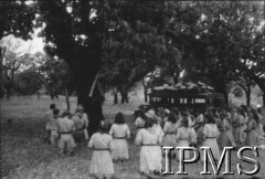 Od 20.10.1946, Indie.
Modlitwa podczas obozu Kręgu Pracy. Krąg Pracy zrzeszał drużynowych drużyn harcerskich z Valivade.
[Polscy uchodźcy w 1942 roku trafili do Iranu wraz z nowoutworzonym Wojskiem Polskim pod dowództwem generała Władysława Andersa (w dwóch rzutach ewakuacyjnych z ZSRR w marcu i sierpniu). W sumie oprócz wojska dotarło tam 38 tys. Polaków, z czego ponad połowę stanowiły dzieci i młodzież. Około 10 tys. z nich trafiła potem do Indii. Główne ośrodki polskie w Indiach znajdowały się w Bombaju, Malir, Country Club i Valivade].
Fot. NN, Instytut Polski i Muzeum im. gen. Sikorskiego w Londynie [album 