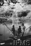 2-20.04.1946, Chandola k./Valivade, Indie.
Obóz harcerski, L. Bełdowski, J. Krzysztoń i J. Orysiuk na moście linowym.
[Polscy uchodźcy w 1942 roku trafili do Iranu wraz z nowoutworzonym Wojskiem Polskim pod dowództwem generała Władysława Andersa (w dwóch rzutach ewakuacyjnych z ZSRR w marcu i sierpniu). W sumie oprócz wojska dotarło tam 38 tysięcy Polaków, z czego ponad połowę stanowiły dzieci i młodzież. Około 10 tysięcy z nich trafiła potem do Indii. Główne ośrodki polskie w Indiach znajdowały się w Bombaju, Malir, Country Club i Valivade].
Fot. NN, Instytut Polski i Muzeum im. gen. Sikorskiego w Londynie [album 