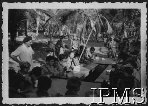 Maj 1947, Indie.
Pielgrzymka 1 Drużyny Skautów z Valivade do Goa do grobu św. Franciszka Ksawerego. Harcerze podczas śniadania, z lewej stoi hm. Zdzisław Peszkowski.
[Polscy uchodźcy w 1942 roku trafili do Iranu wraz z nowoutworzonym Wojskiem Polskim pod dowództwem generała Władysława Andersa (w dwóch rzutach ewakuacyjnych z ZSRR w marcu i sierpniu). W sumie oprócz wojska dotarło tam 38 tys. Polaków, z czego ponad połowę stanowiły dzieci i młodzież. Około 10 tys. z nich trafiła potem do Indii. Główne ośrodki polskie w Indiach znajdowały się w Bombaju, Malir, Country Club i Valivade].
Fot. NN, Instytut Polski i Muzeum im. gen. Sikorskiego w Londynie [album 