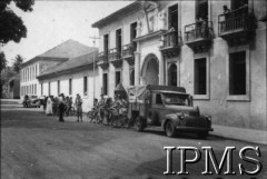Maj 1947, Indie.
Pielgrzymka 1 Drużyny Skautów z Valivade do Goa do grobu św. Franciszka Ksawerego. Na zdjęciu harcerski chewrolet, za nim skauci z rowerami.
[Polscy uchodźcy w 1942 roku trafili do Iranu wraz z nowoutworzonym Wojskiem Polskim pod dowództwem generała Władysława Andersa (w dwóch rzutach ewakuacyjnych z ZSRR w marcu i sierpniu). W sumie oprócz wojska dotarło tam 38 tysięcy Polaków, z czego ponad połowę stanowiły dzieci i młodzież. Około 10 tysięcy z nich trafiła potem do Indii. Główne ośrodki polskie w Indiach znajdowały się w Bombaju, Malir, Country Club i Valivade].
Fot. NN, Instytut Polski i Muzeum im. gen. Sikorskiego w Londynie [album 