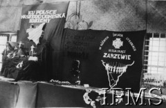 1945, Valivade, Indie.
Wystawa jubileuszowa z okazji 35-lecie Związku Harcerstwa Polskiego.
[Polscy uchodźcy w 1942 roku trafili do Iranu wraz z nowoutworzonym Wojskiem Polskim pod dowództwem generała Władysława Andersa (w dwóch rzutach ewakuacyjnych z ZSRR w marcu i sierpniu). W sumie oprócz wojska dotarło tam 38 tys. Polaków, z czego ponad połowę stanowiły dzieci i młodzież. Około 10 tys. z nich trafiła potem do Indii. Główne ośrodki polskie w Indiach znajdowały się w Bombaju, Malir, Country Club i Valivade].
Fot. NN, Instytut Polski i Muzeum im. gen. Sikorskiego w Londynie [album 
