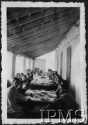 Maj 1947, Indie.
Pielgrzymka 1 Drużyny Skautów z Valivade do Goa do grobu św. Franciszka Ksawerego. Na zdjęciu m.in. polscy harcerze podczas posiłku.
[Polscy uchodźcy w 1942 roku trafili do Iranu wraz z nowoutworzonym Wojskiem Polskim pod dowództwem generała Władysława Andersa (w dwóch rzutach ewakuacyjnych z ZSRR w marcu i sierpniu). W sumie oprócz wojska dotarło tam 38 tys. Polaków, z czego ponad połowę stanowiły dzieci i młodzież. Około 10 tys. z nich trafiła potem do Indii. Główne ośrodki polskie w Indiach znajdowały się w Bombaju, Malir, Country Club i Valivade].
Fot. NN, Instytut Polski i Muzeum im. gen. Sikorskiego w Londynie [album 