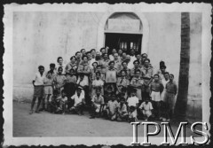 Maj 1947, Indie.
Pielgrzymka 1 Drużyny Skautów z Valivade do Goa do grobu św. Franciszka Ksawerego. Harcerze przed kościołem z obrazem Matki Boskiej Częstochowskiej.
[Polscy uchodźcy w 1942 roku trafili do Iranu wraz z nowoutworzonym Wojskiem Polskim pod dowództwem generała Władysława Andersa (w dwóch rzutach ewakuacyjnych z ZSRR w marcu i sierpniu). W sumie oprócz wojska dotarło tam 38 tys. Polaków, z czego ponad połowę stanowiły dzieci i młodzież. Około 10 tys. z nich trafiła potem do Indii. Główne ośrodki polskie w Indiach znajdowały się w Bombaju, Malir, Country Club i Valivade].
Fot. NN, Instytut Polski i Muzeum im. gen. Sikorskiego w Londynie [album 