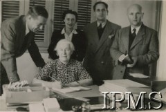 1947-1948, Bejrut, Liban.
Urzędnicy Poselstwa RP w Libanie, z prawej Poseł RP dr Zygmunt Zawadowski.
Fot. Wacław Loga, Instytut Polski i Muzeum im. gen. Sikorskiego w Londynie [album 299 - Z życia uchodźstwa polskiego w Libanie 1947 - 48, ofiarowany prezydentowi RP Augustowi Zaleskiemu przez Posła RP w Libanie dr Z. Zawadowskiego].