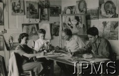 1947-1948, Bejrut, Liban.
Instytut Polski w Bejrucie, kurs malarstwa i rysunku.
Fot. Wacław Loga, Instytut Polski i Muzeum im. gen. Sikorskiego w Londynie [album 299 - Z życia uchodźstwa polskiego w Libanie 1947 - 48, ofiarowany prezydentowi RP Augustowi Zaleskiemu przez Posła RP w Libanie dr Z. Zawadowskiego].
