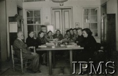 1947-1948, Bejrut, Liban.
Instytut Polski w Bejrucie, kurs dokształcający dla nauczycieli.
Fot. Wacław Loga, Instytut Polski i Muzeum im. gen. Sikorskiego w Londynie [album 299 - Z życia uchodźstwa polskiego w Libanie 1947 - 48, ofiarowany prezydentowi RP Augustowi Zaleskiemu przez Posła RP w Libanie dr Z. Zawadowskiego].