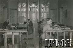 1947-1948, Bejrut, Liban.
Centralne Biuro Urzędu Opieki nad Uchodźcami.
Fot. Wacław Loga, Instytut Polski i Muzeum im. gen. Sikorskiego w Londynie [album 299 - Z życia uchodźstwa polskiego w Libanie 1947 - 48, ofiarowany prezydentowi RP Augustowi Zaleskiemu przez Posła RP w Libanie dr Z. Zawadowskiego].